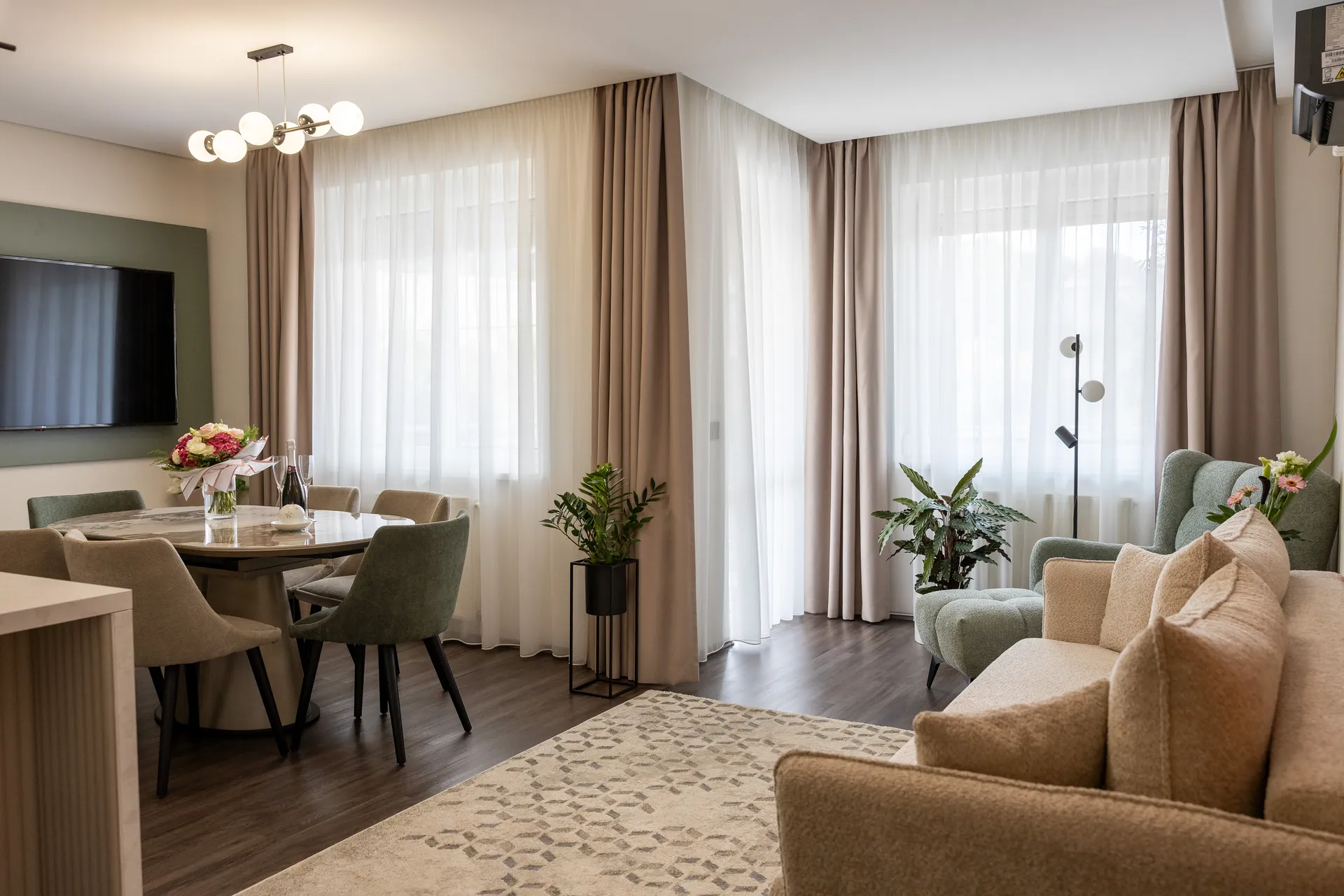 A Mokka Prémium Apartman tágas nappalija, étkezője és konyhája